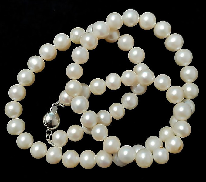 Намисто з натуральних річкових перлів. Колір білий. Діаметр: 8(+-) мм. Довжина: 51 см.