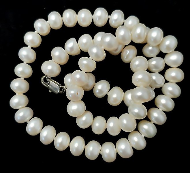 Намисто з натуральних річкових перлів. Колір білий. Діаметр: 8(+-) мм. Довжина: 43 см.