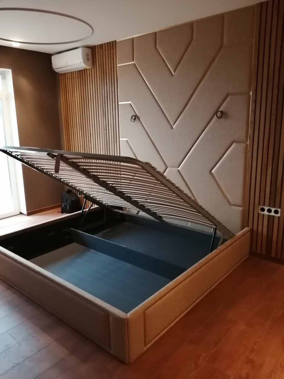 Ліжко та м'яка панель із металевими вставками