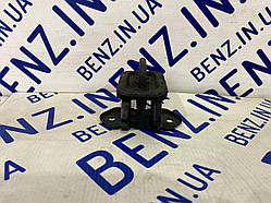 Скоба замка капота Mercedes W221 A2218800260