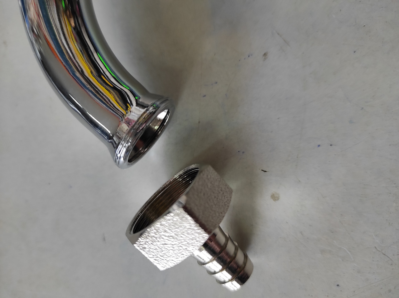 Штуцер на излив смесителя для присоединения шланга - 88 фото