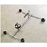 Фіксація кайданами з металевими розпірками на четвереньках і фалоімітатором Bdsm4u Кайф