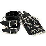 Чорні шкіряні широкі кайдани для фіксації рук з кільцями Bdsm4u Кайф, фото 2