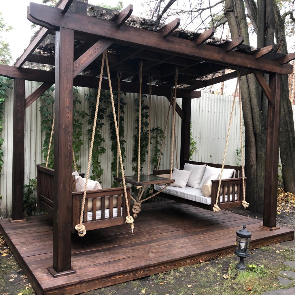 Альтанка-пергола з підвісними диван -гойдалками з масиву дерева