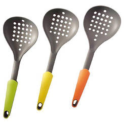 Шумовка Maestro нейлонова з силіконової ручкою 31х10,5 см 1160