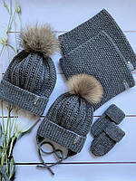 Зимовий в'язаний теплий набір шапочка на підкладі та снуд із натуральним хутряним бубоном ручної роботи.