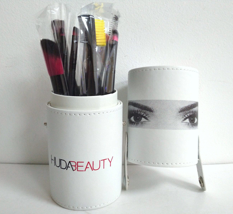 Набір пензликів для макіяжу HUDA BEAUTY білий тубус з 12 інструментів