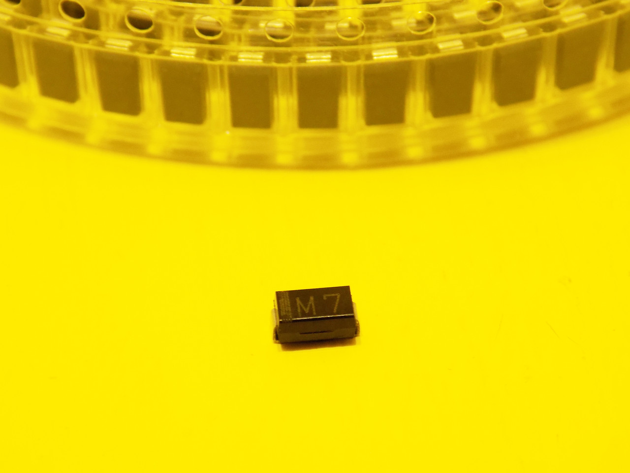 Випрямляючий діод M7 (1N4007) 1000v 1A SMA