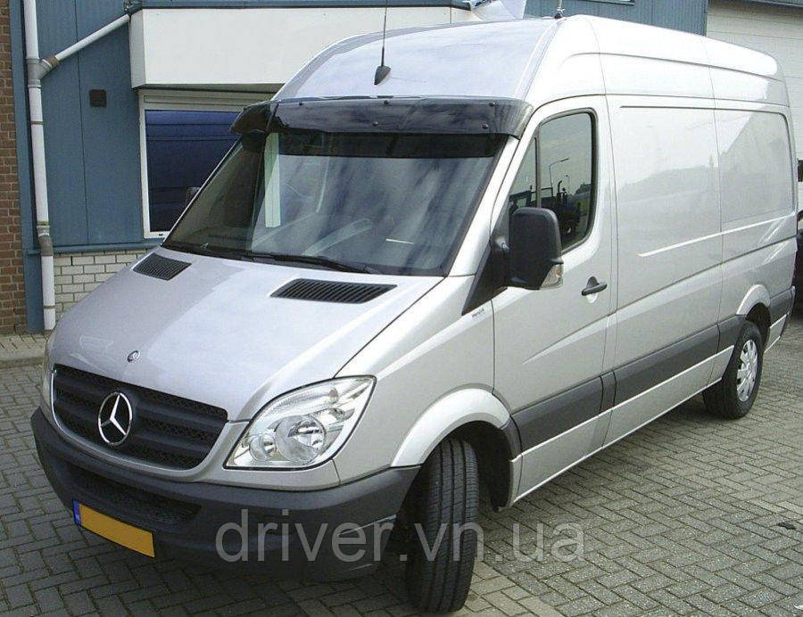 Козирок лобового скла Mercedes Sprinter 2006-2018 / Volkswagen Crafter 2006-2018. На кріпленнях