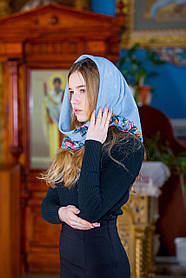 Православний красивий хустку жіночий в церкву LEONORA блакитний з окантовкою трояндами
