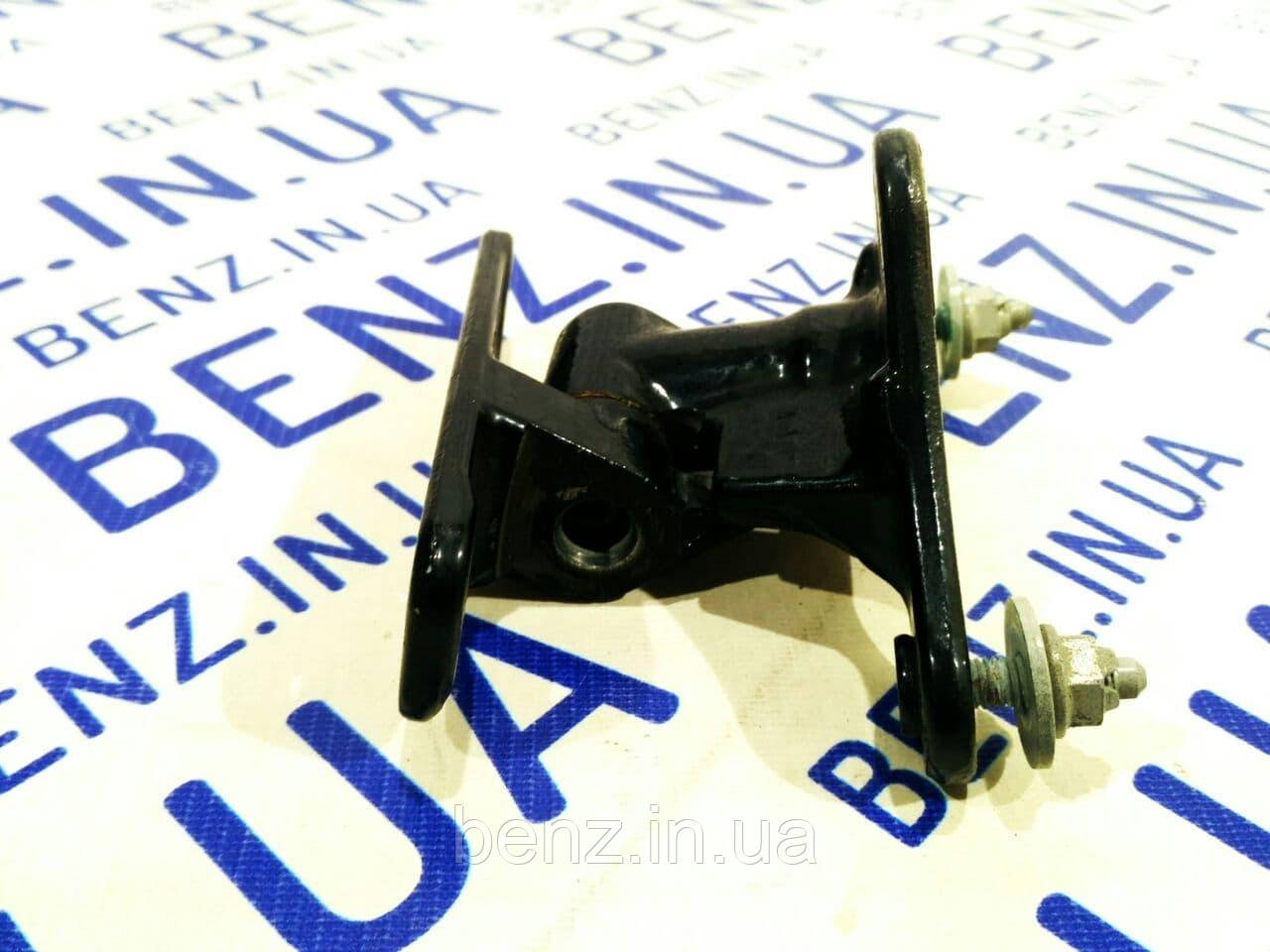 Петля дверей праворуч нижня C207, A207 A2077200837