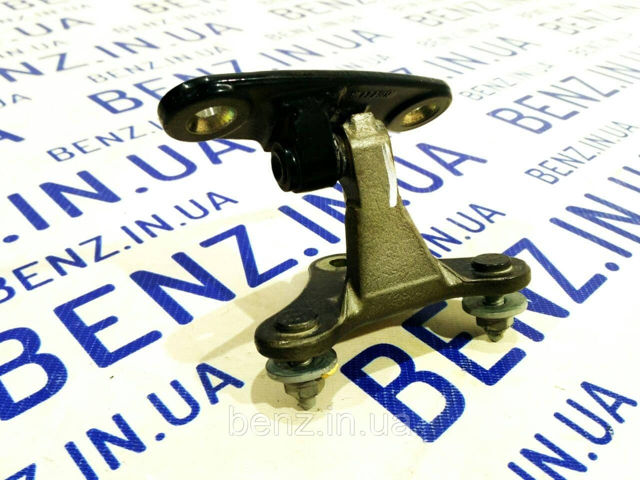 Петля дверей праворуч верхня Mercedes C207, A207 A2077200637