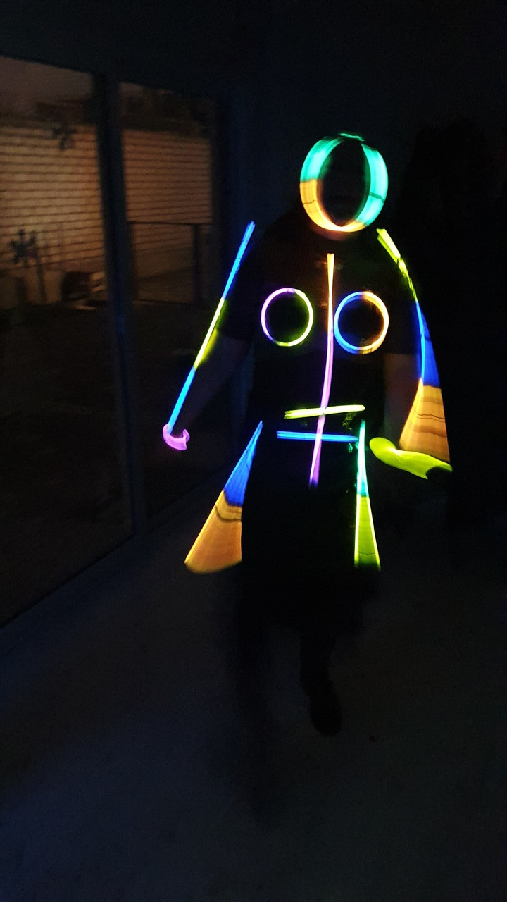 Костюм из неоновых палочек. Светодиодный костюм. Костюм светящегося человечка. Селовески ид светящихся палочек. Костюм из светящихся палочек.