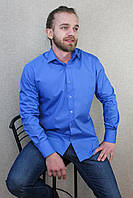 Яркая мужская рубашка насыщенно василькового цвета