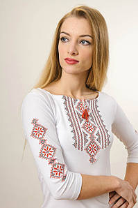 Жіноча вишита футболка із рукавом 3/4 білого кольору із червоним орнаментом «Гуцулка»