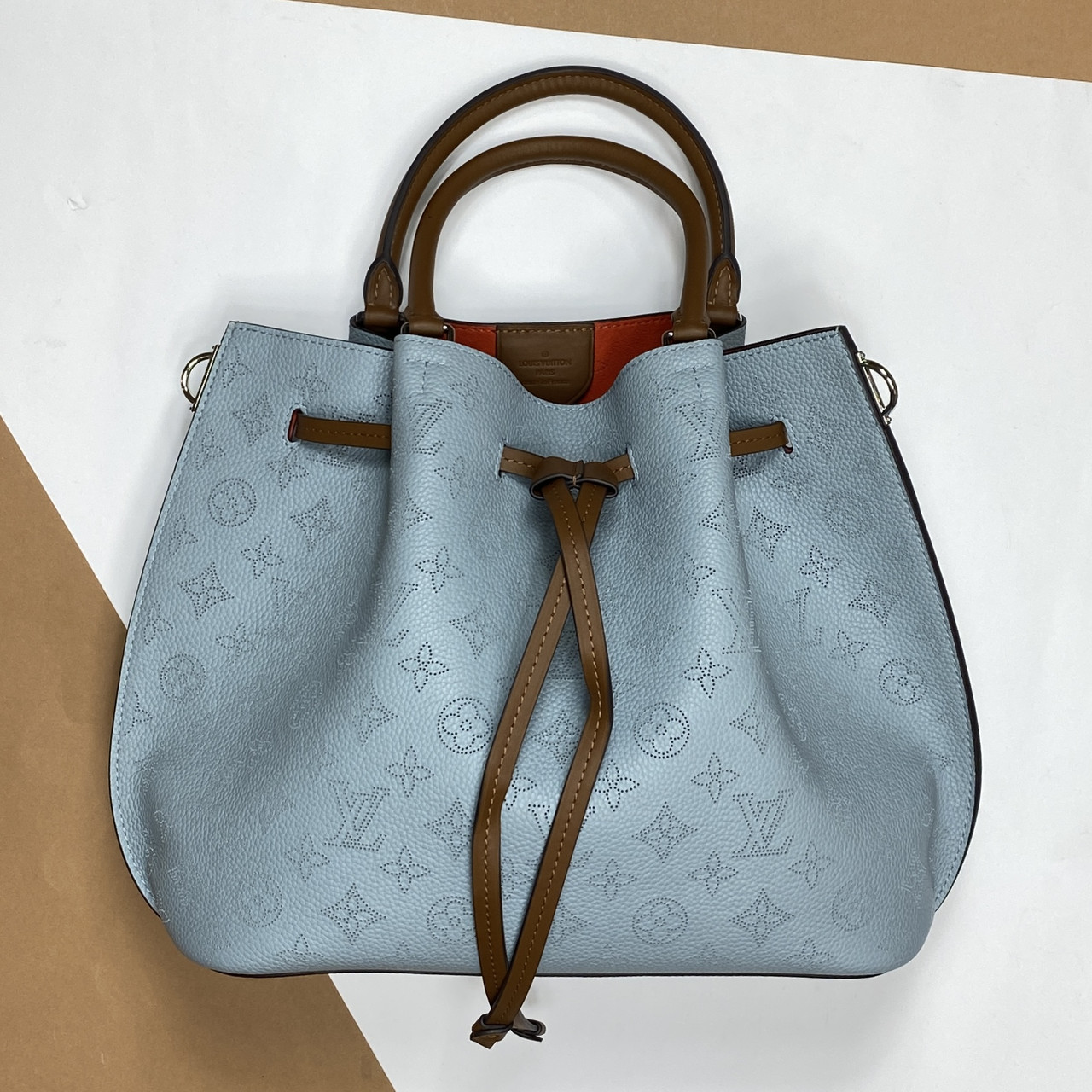 Сумка Louis Vuitton зі шкіри Mahina жіноча (Луї Віттон), фото 1