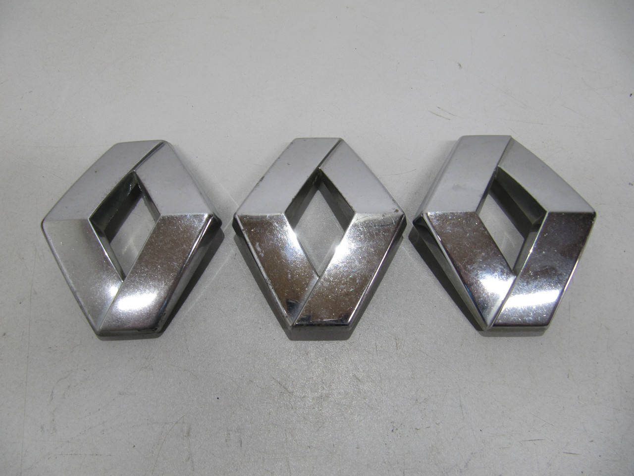 

Эмблема шилдик значек надпись Рено Renault Laguna 1 Kengo Оригинал 7700824625