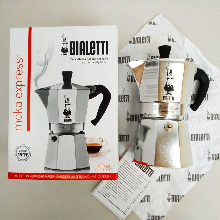 

Кофеварка гейзерная Bialetti Moka Express на 4 чашки (190 мл)