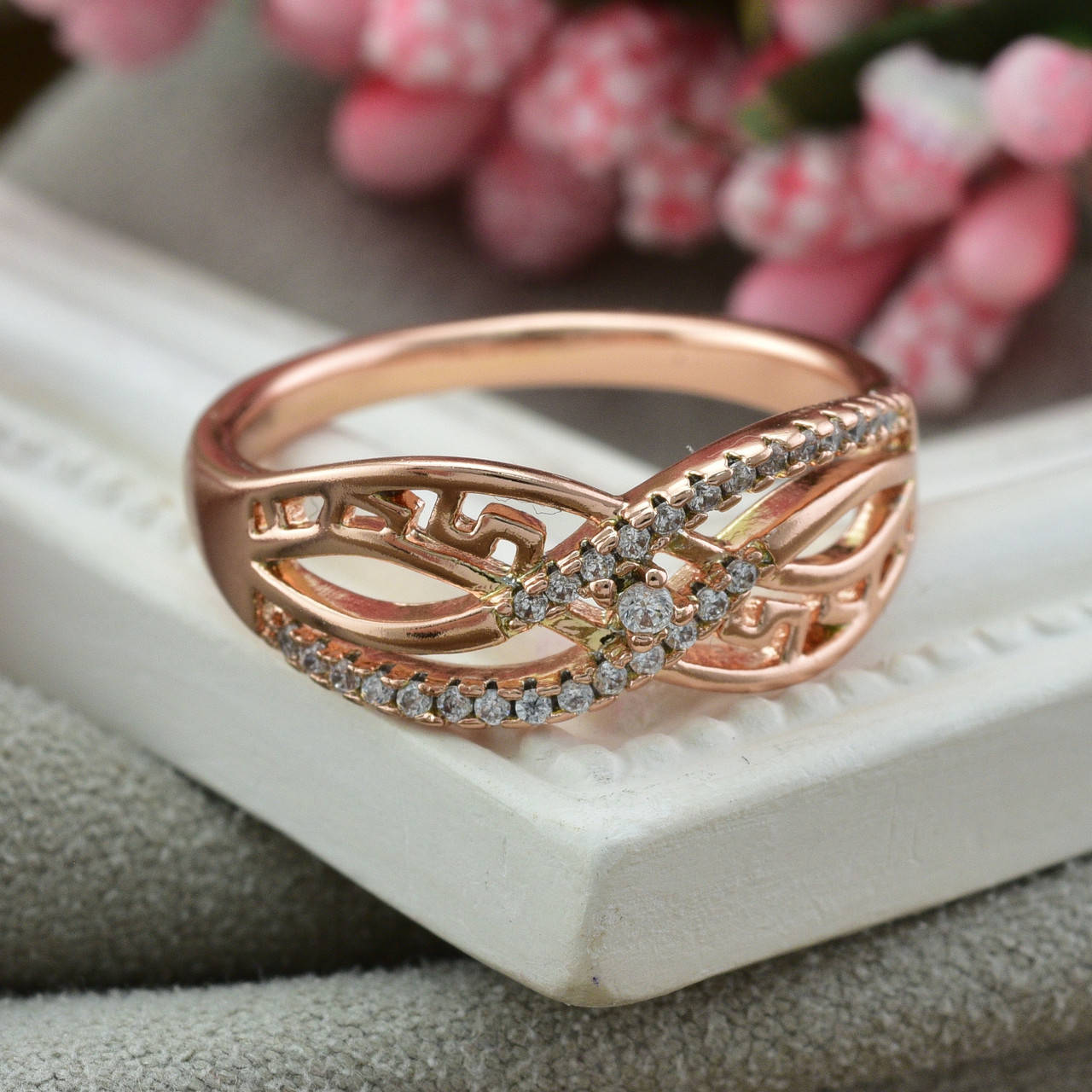 

Кольцо Xuping 15217 ширина 7 мм белые фианиты позолота РО размер 18