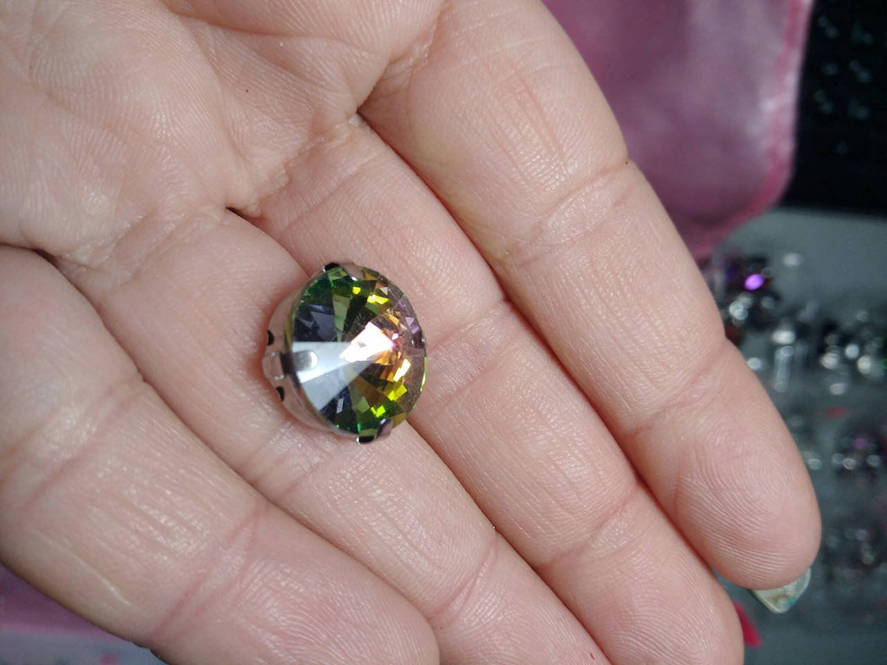 

Камень кристалл пришивной в цапах.Риволи13 мм .Зеленожелтый