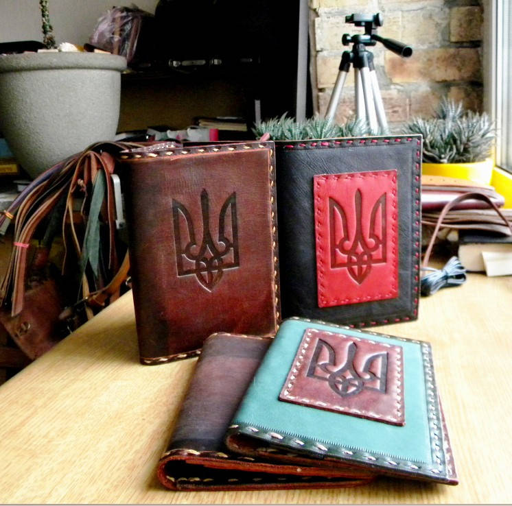 

Обложка натуральной кожи для документов паспорта удостоверения с тризубом.