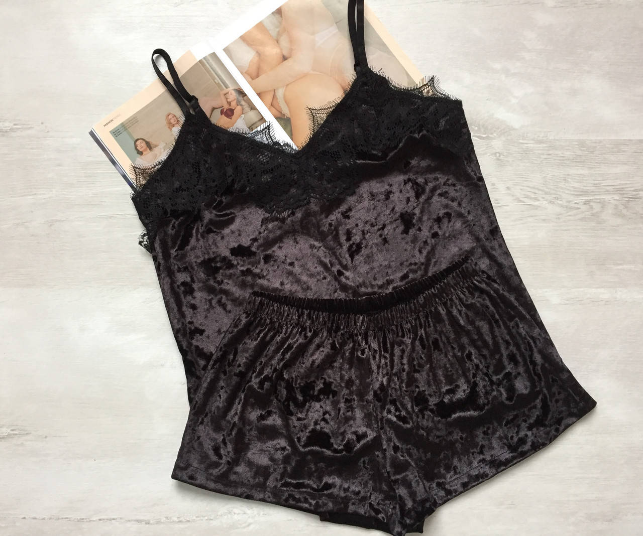 

Пижама женская велюровая шорты и майка комплект для дома и сна черная XL