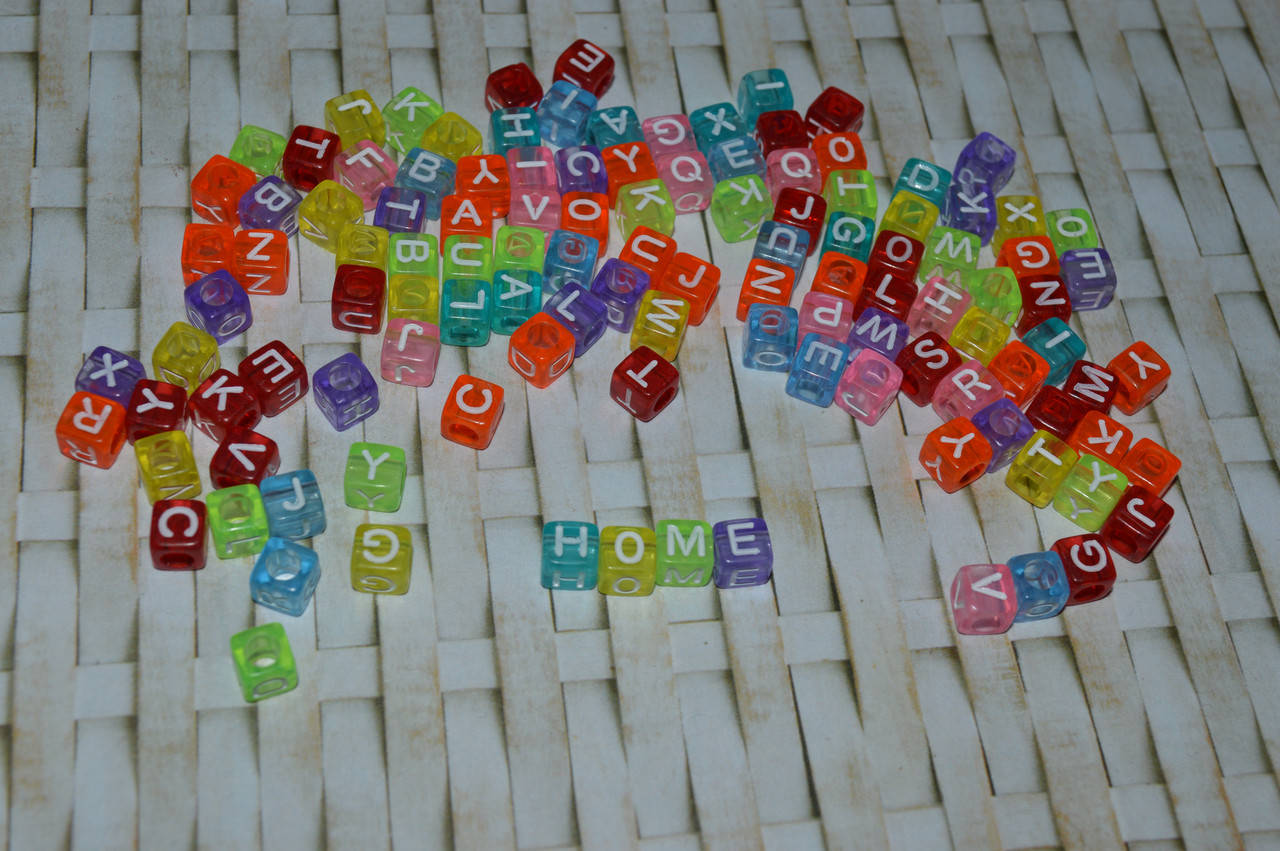 

Бусина куб карамельного цвета с белой буквой 6 мм. английский алфавит.