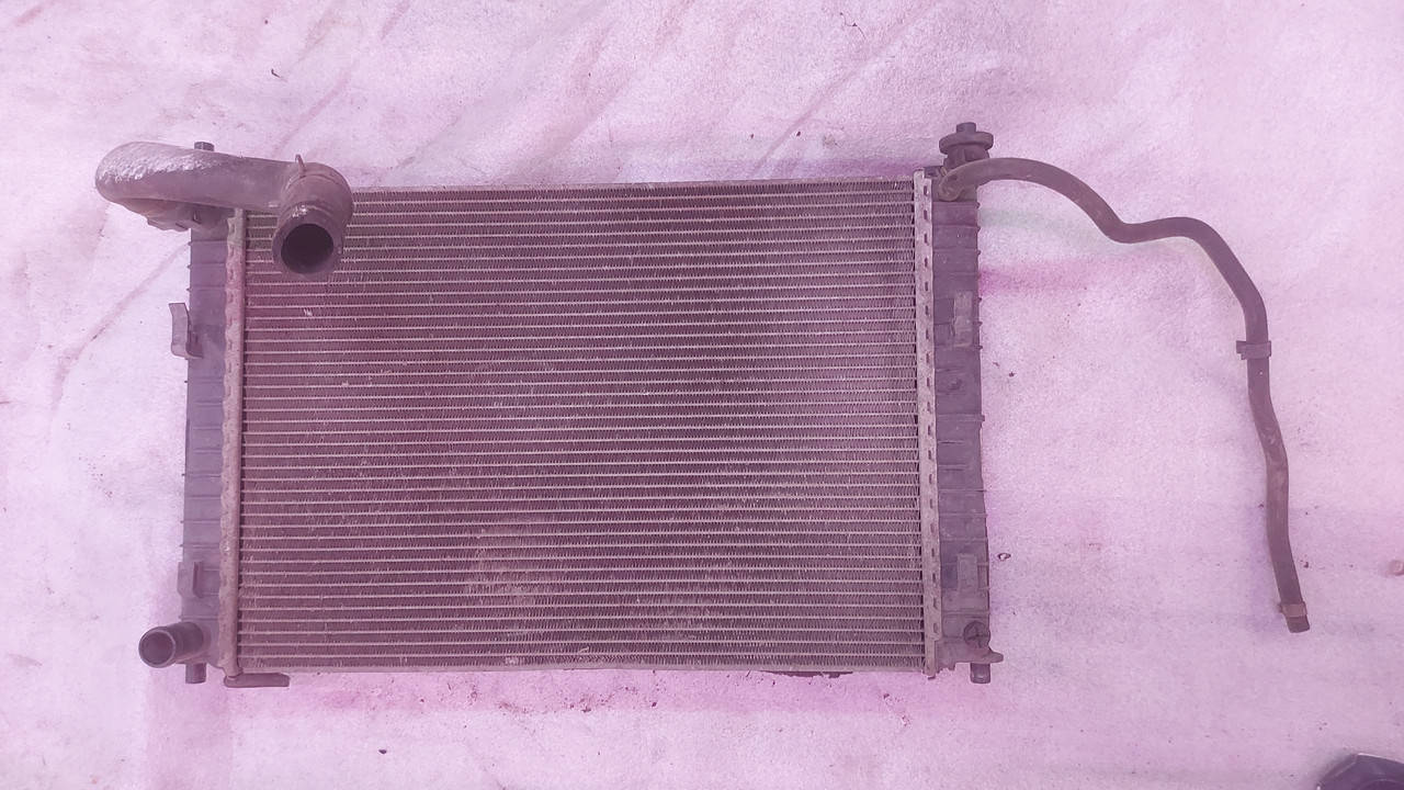 

1325830 Радиатор охлаждения двигателя 1.4 ДИЗЕЛЬ ford fiesta mk6 02-08г. fusion 02-12г