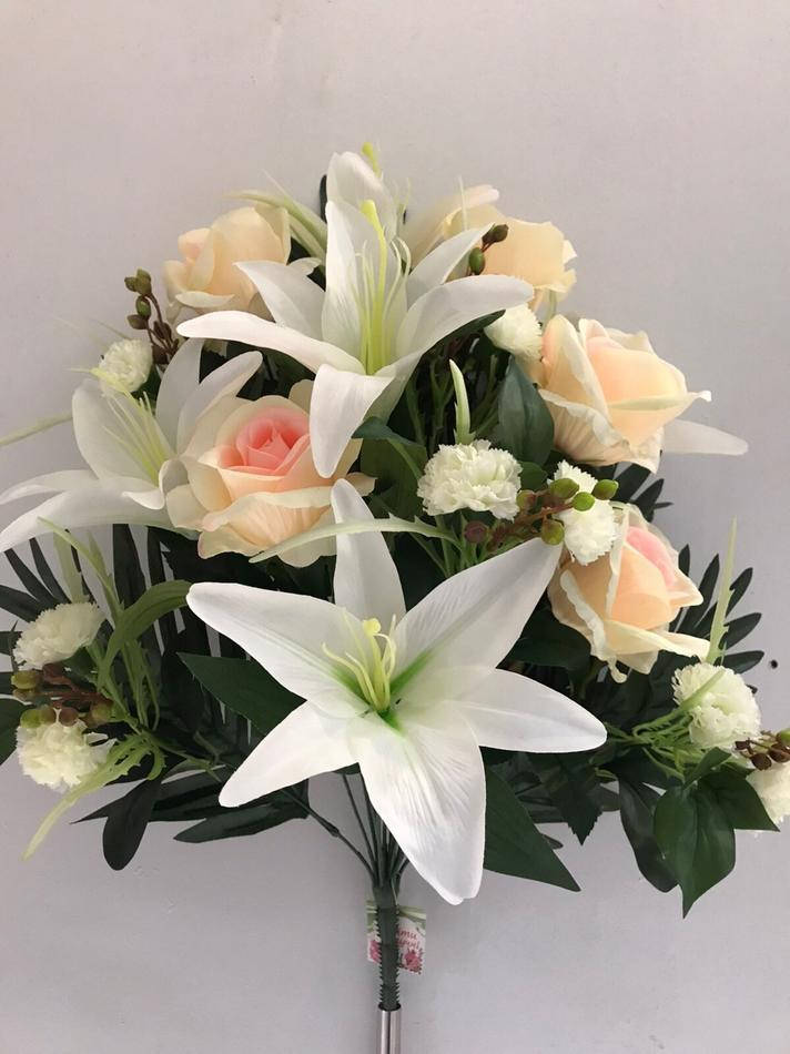 

Роза с лилией, гвоздикой и зелёными листьями