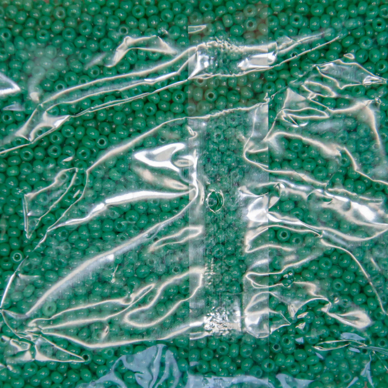 

Бисер Чешский Preciosa 10/0 50г 52240 зелёный, алебастровый