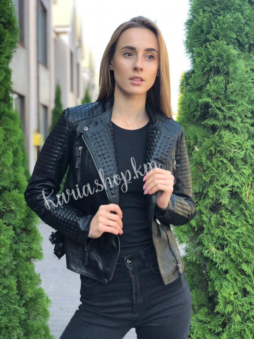 

Женская черная куртка косуха экокожа с шипами, Черный