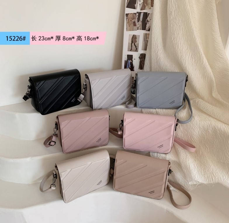 

Сумочка женская стильная с клапаном и длинным ремешком 23*18 см в разных цветах Liza, Разные цвета