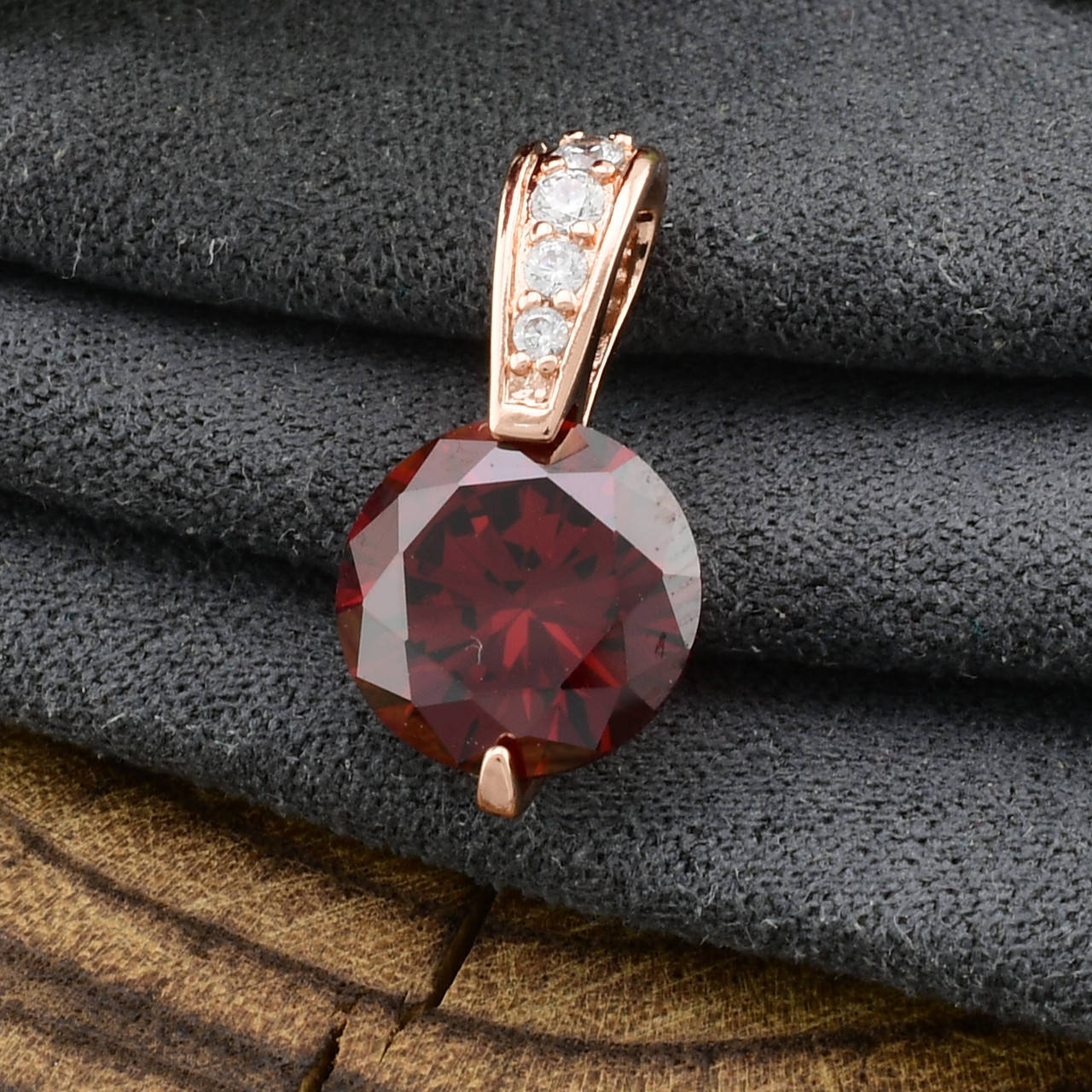 

Кулон Xuping для цепочки до 3 мм 81036 размер 20х10 мм вес 2.3 г красные фианиты позолота РО