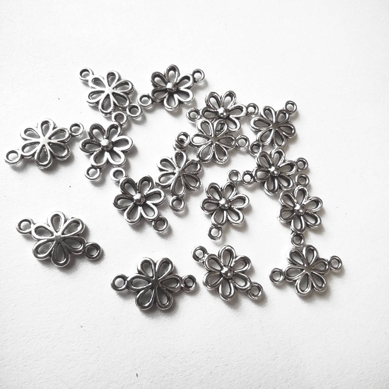 

Коннектор цветок 0,9*1,5 см