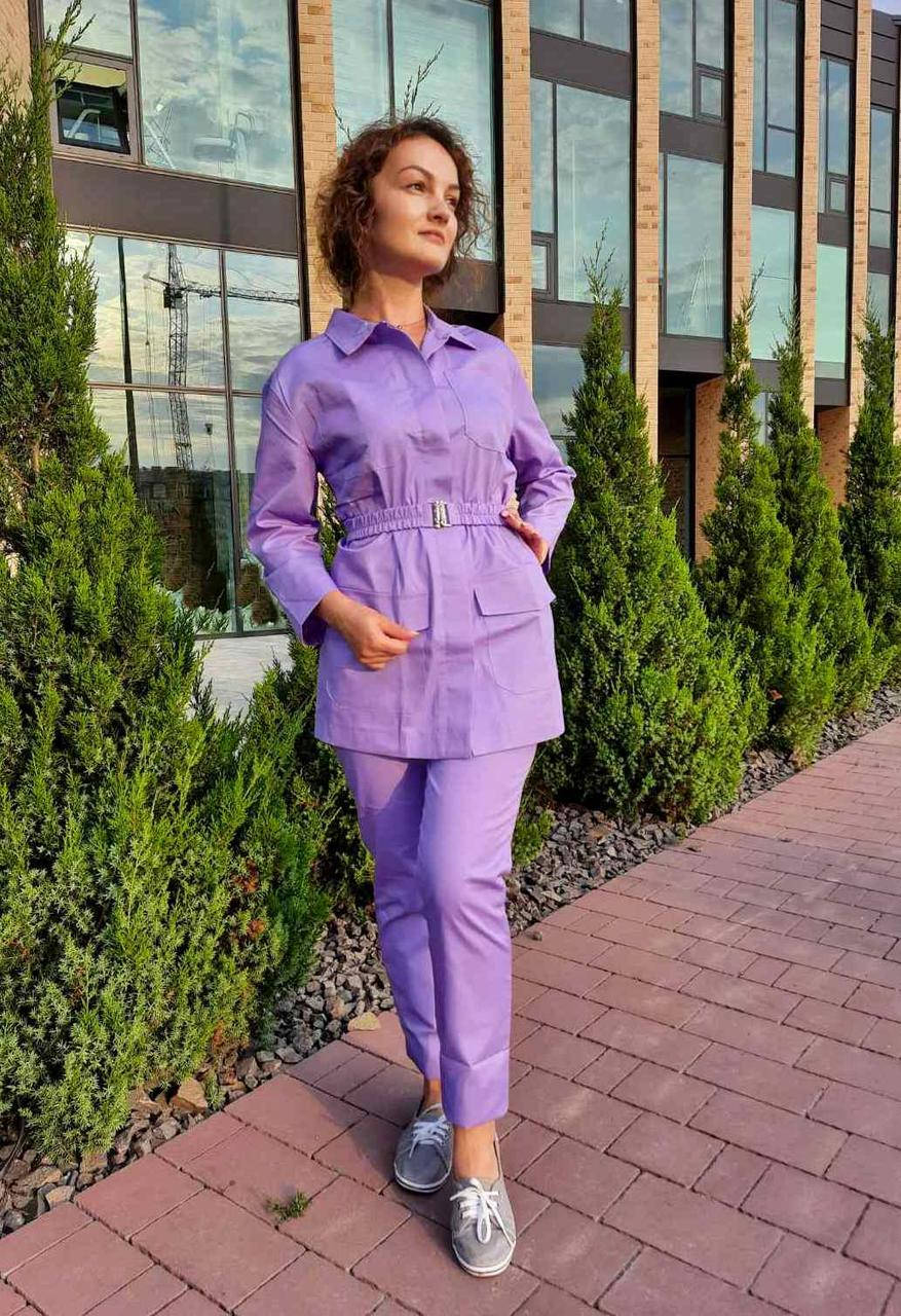 

Медицинский костюм женский с удлиненной курткой на пуговицах и под поясок, качественный и удобный мед.костюм., Белый