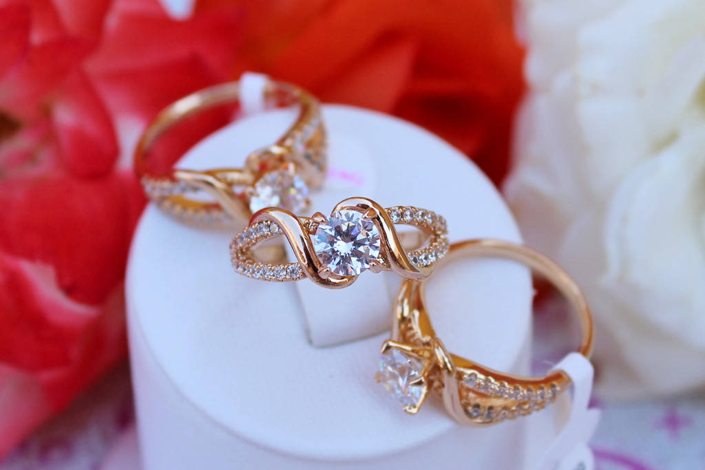 

Кольцо Xuping Jewelry белый камень в золотом переплете р 18 золотистое