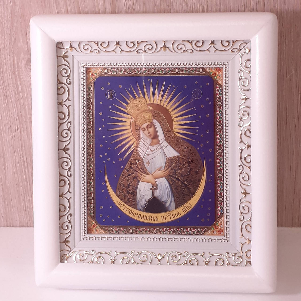 

Икона Пресвятая Богородица Остробрамская, лик 10х12 см, в белом деревянном киоте