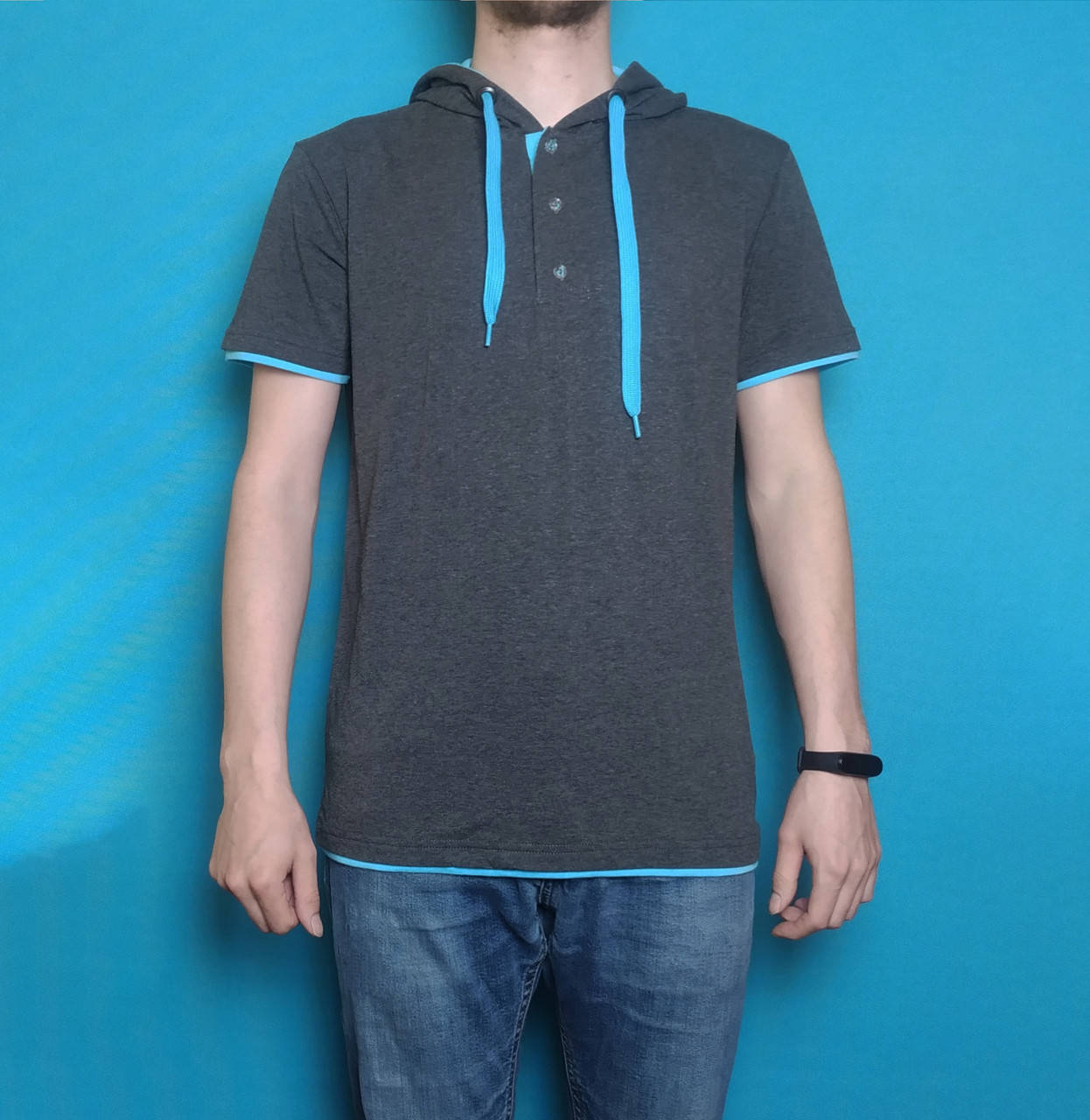 

Футболка с капюшоном антрацит мужская с голубой окантовкой