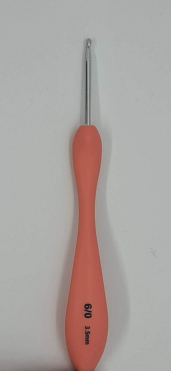 

Крючок для вязания металлический с изогнутой пластиковой ручкой №3,5;