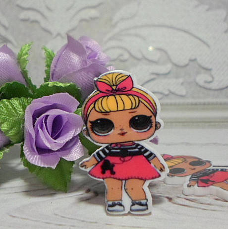 

Пластиковый клеевой декор "Кукла ЛОЛ - Sis Swing", 3,3 х2 см