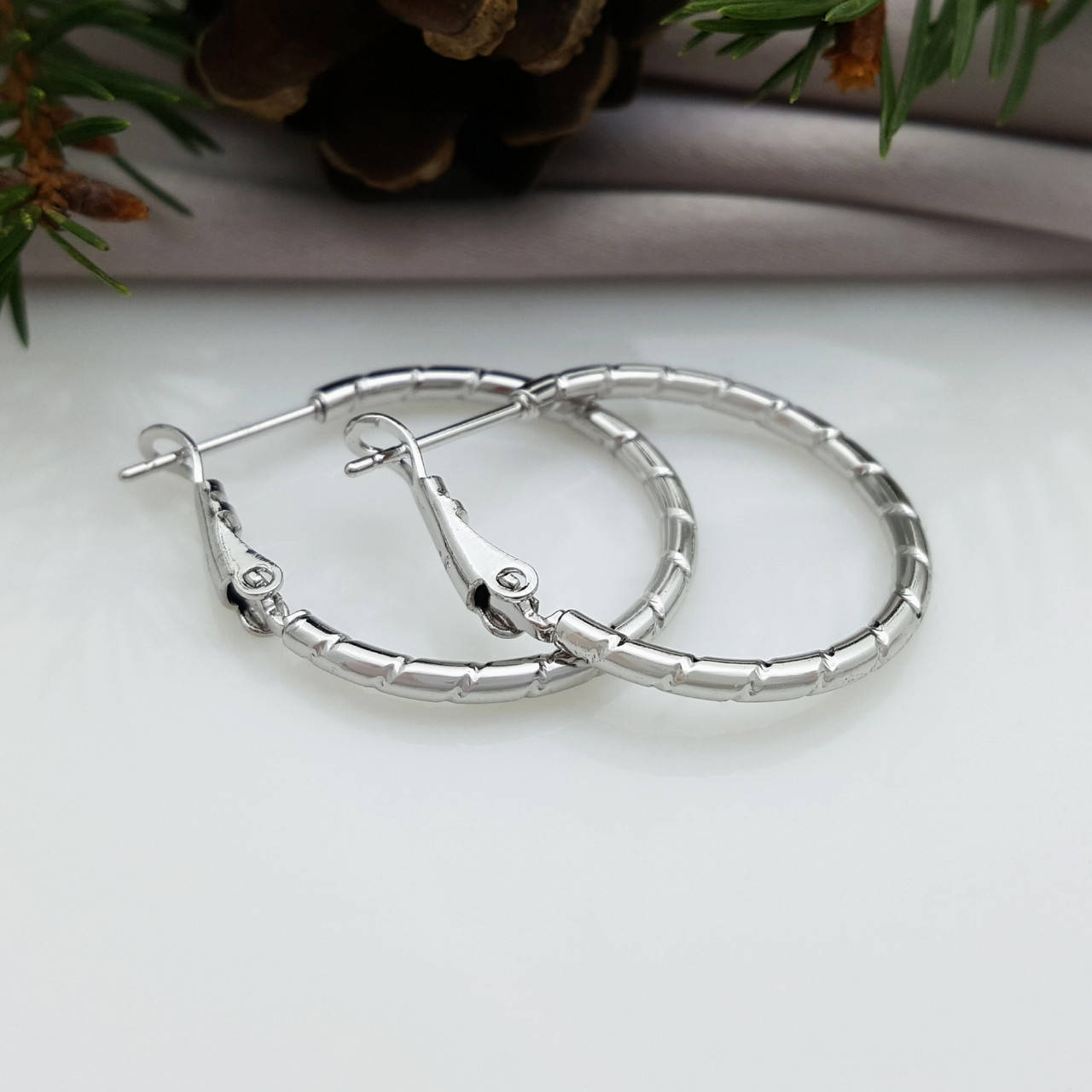 

Серьги кольца, с серпантинной насечкой, без камней, медсплав Xuping