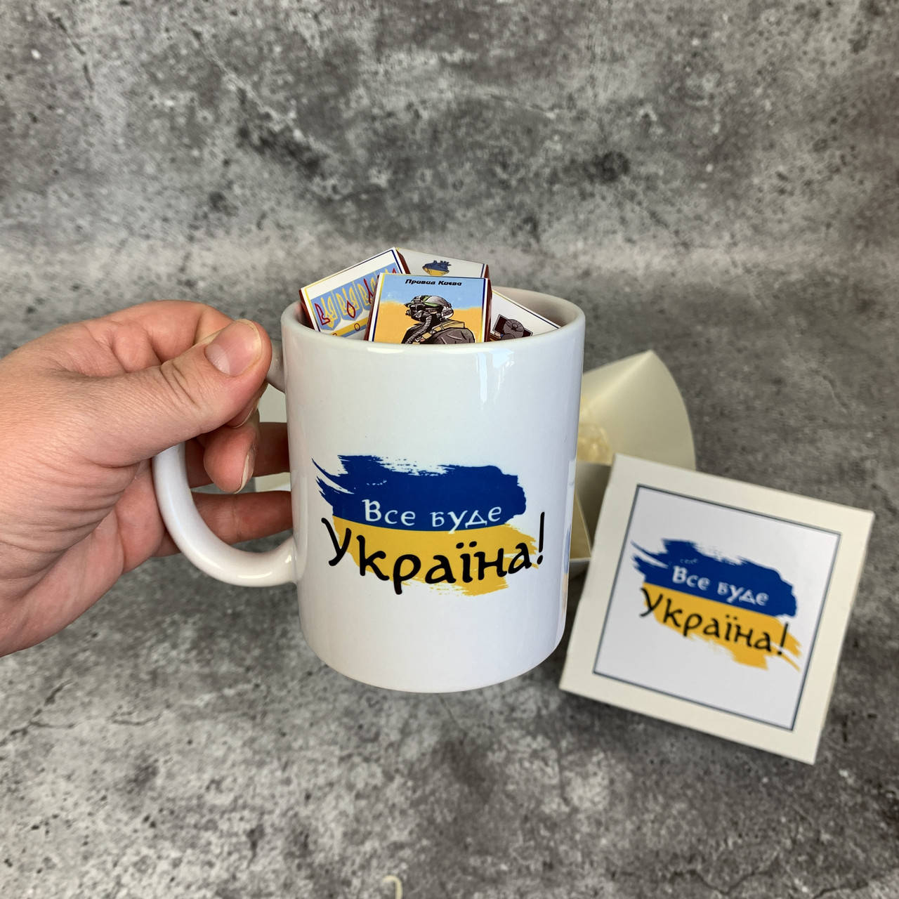

Подарок с украинской символикой Шоколадный патриотический подарочный набор с чашкой Все буде Україна.