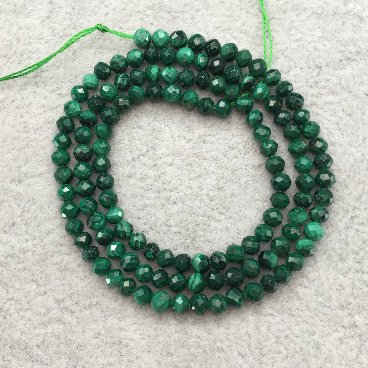 

Бусины на нитке натуральный камень Малахит граненый шарик d=3.5мм L=38 см