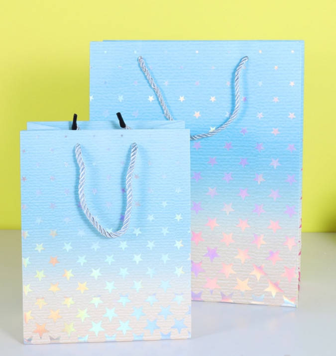 

Пакет для подарка большой вертикальный "Звёзды омбре голубой" 26х32 см