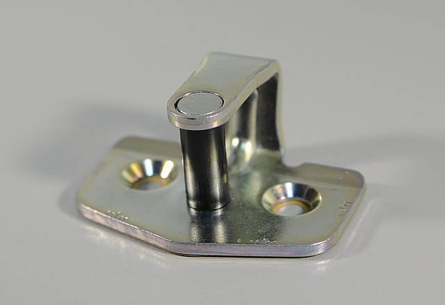 

Скоба замка передней и раздвижной двери на Renault Trafic + Opel Vivaro 2001-> — Renault - 8200195419