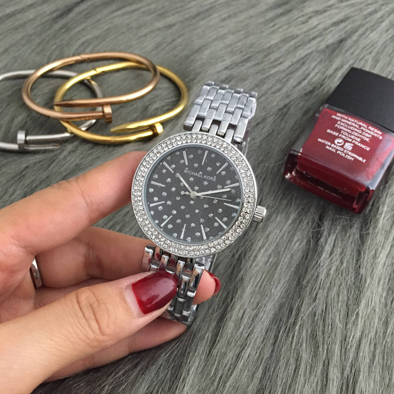 

Женские часы Michael Kors MK Grid со стразами на черном циферблате серебристые