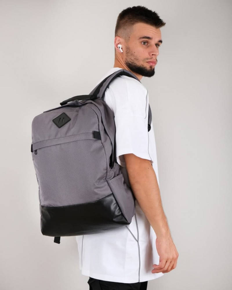 

Мужской базовый спортивный рюкзак серый с чёрной кожаной вставкой