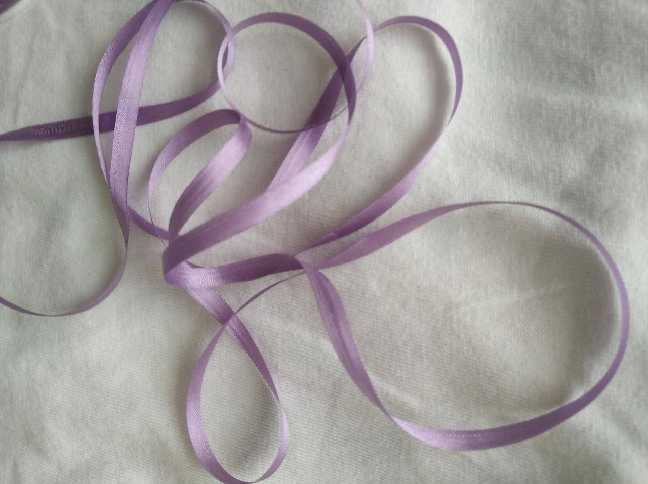 

Тончайшая лента из натурального шелка, цвет — сиреневый. №S573. Ширина 4 мм.
