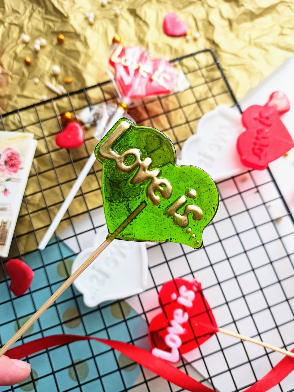 

Силиконовый молд для леденцов "Сердечки 9 / Love is"