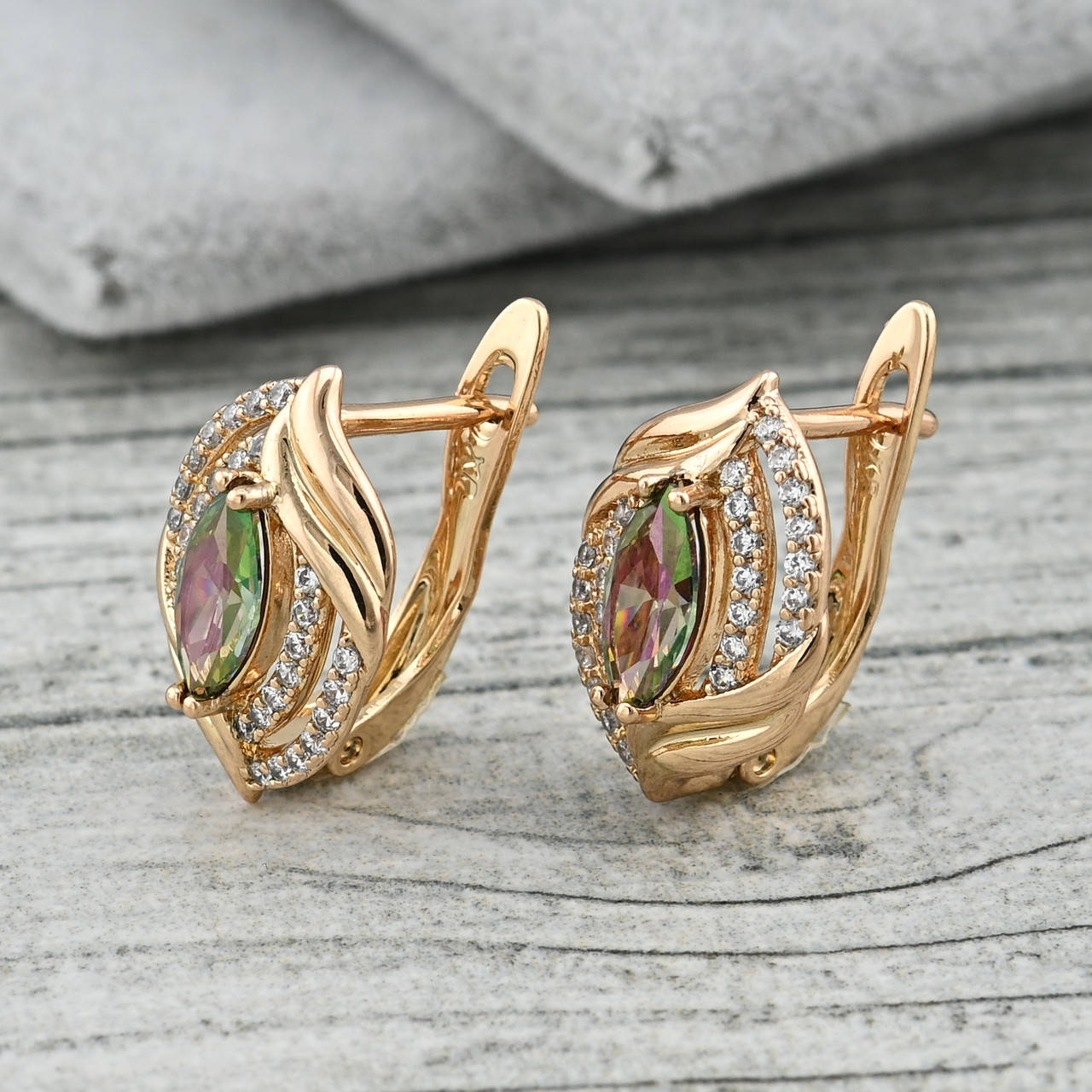 

Серьги Ницца 37389 размер 17х11 мм фианиты мистик вес 2.8 г позолота 18К